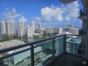 Building Photo - 950 Brickell Bay Dr