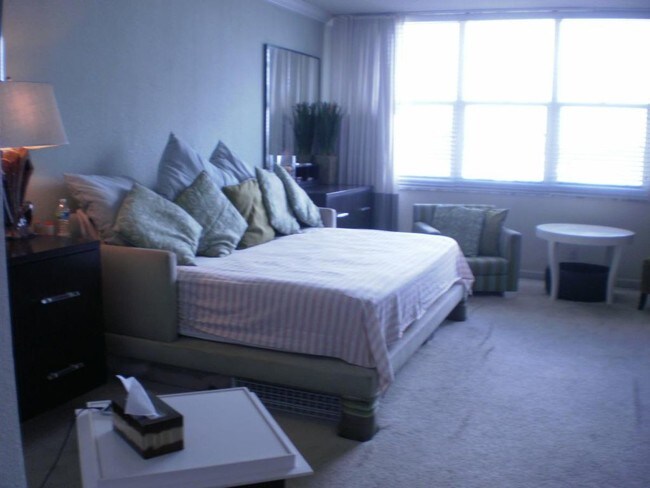 Área para dormir con cama tamaño queen - 2501 S Ocean Dr