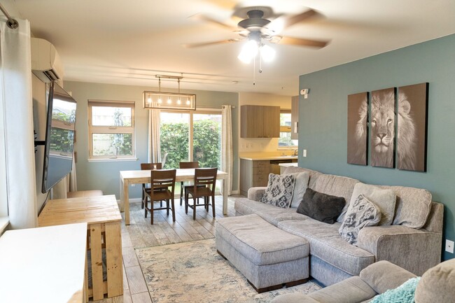 Foto del edificio - Charming Furnished 3 Bed/2.5 Bath two stor...