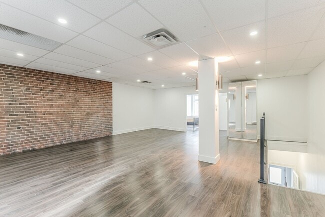 Building Photo - 824 Avenue du Mont-Royal E