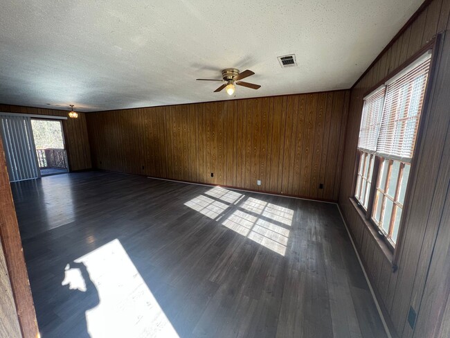 Building Photo - 3 bedroom 1 bathroom home in Colonial Hills