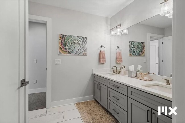 Building Photo - 627 Fairview Ave NE