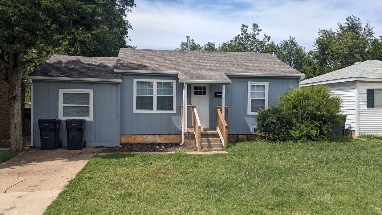 Foto principal - 1209 NW 99th St