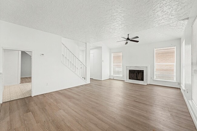 Building Photo - 8334 Country View Dr