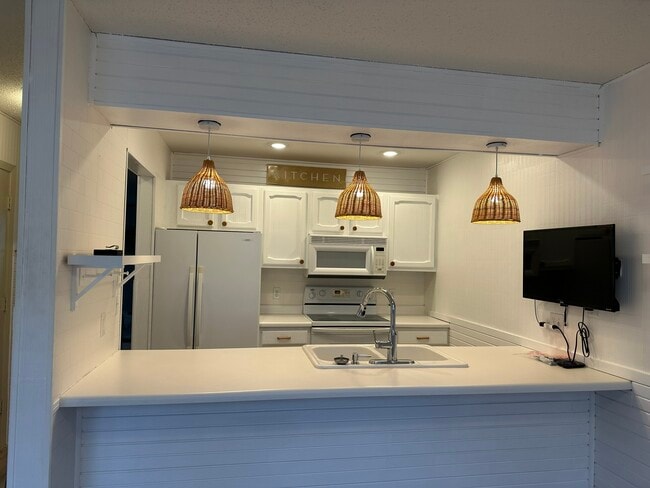 Building Photo - 308 W Lake Dr