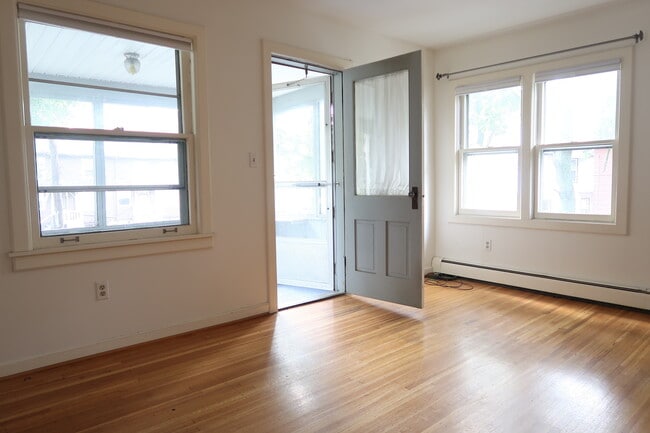 screened porch off living room - 20 Avondale Park