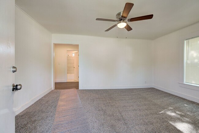 Building Photo - Cute Remodeled 2 Bed 1 Bath Home in OKC! *...