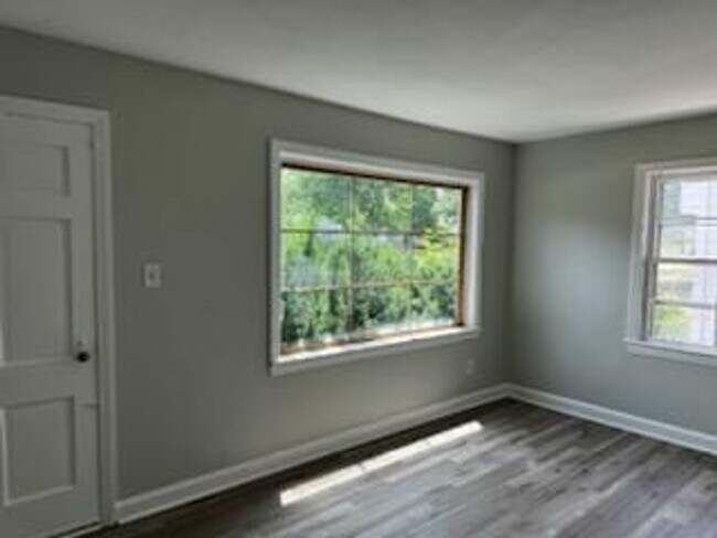 Building Photo - 4 bed Home on quiet street