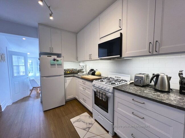 Photo du bâtiment - Warm, & bright 2nd floor suite in the famous Greek Town