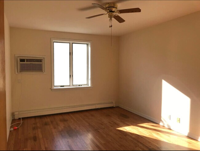 Foto del edificio - 1913 Tomlinson Ave