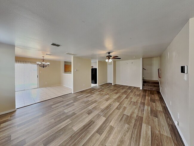 Foto del edificio - BEAUTIFUL HOME IN BURLESON ISD!
