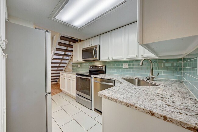 Foto del edificio - $1,995 - 2 Bed, 2 Bath Lofted Townhome in ...