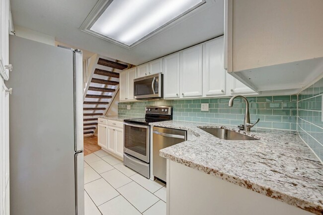 Building Photo - $1,995 - 2 Bed, 2 Bath Lofted Townhome in ...