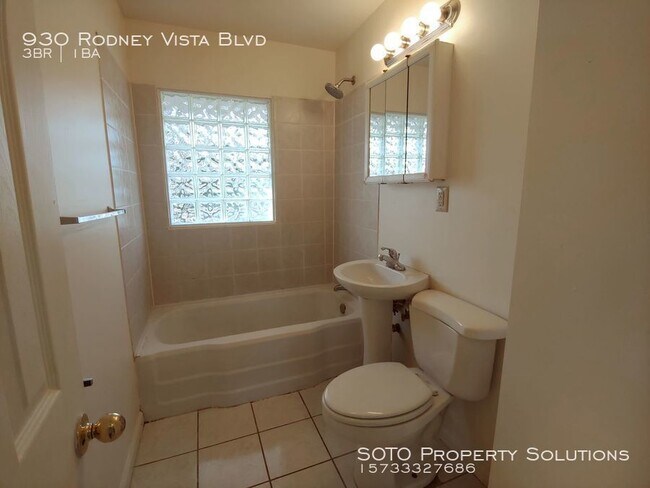 Building Photo - 3BD/1BA House Backs to Arena Park