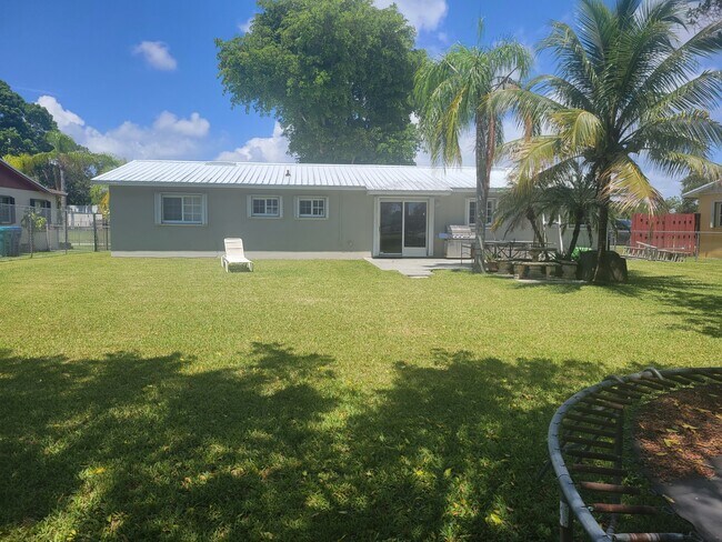 Foto del edificio - 19271 Sterling Dr