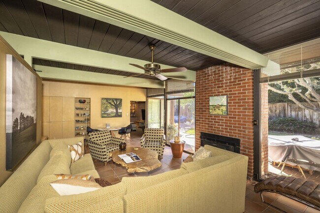Building Photo - Charming Eichler in Desirable Greenmeadow ...