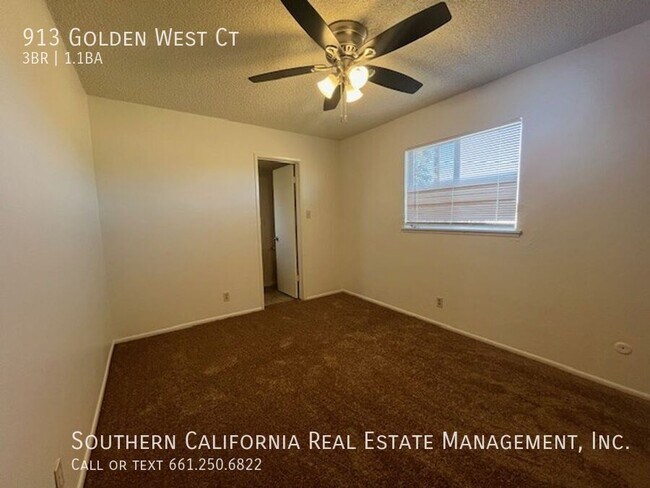 Foto del edificio - 913 Golden W Ct