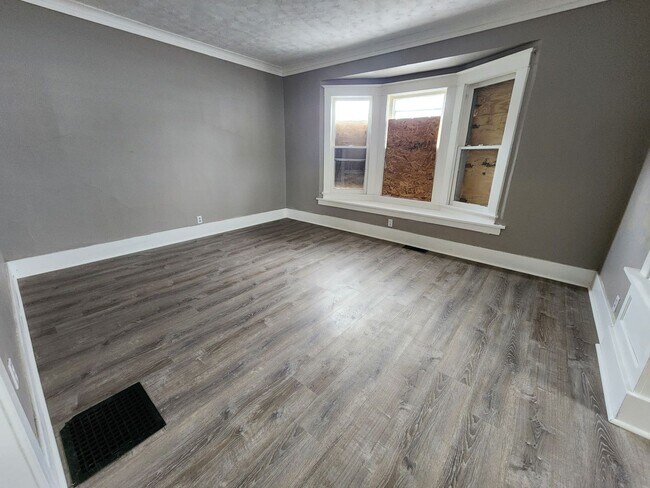 Building Photo - Three Bedroom, Two Full Bath Single Family...