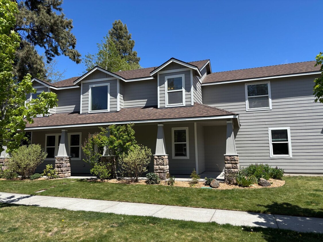 Primary Photo - Newly updated home in SW Bend with large b...