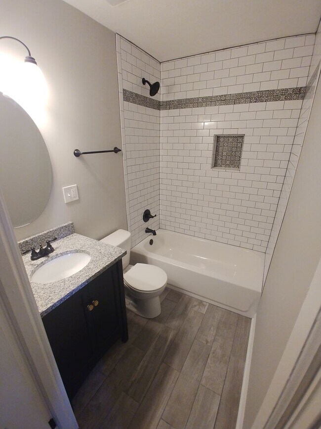 Foto del edificio - 4 bedroom, 2 bathroom home close to the Un...
