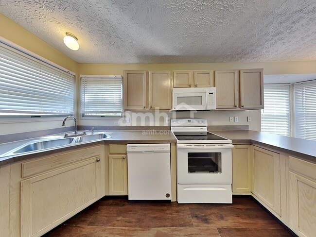 Building Photo - 5563 Crenton Dr