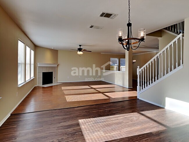 Foto del edificio - 421 Hackberry Dr