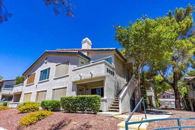 Foto del edificio - Centrally Located 3 Bed Condo In Gated Com...