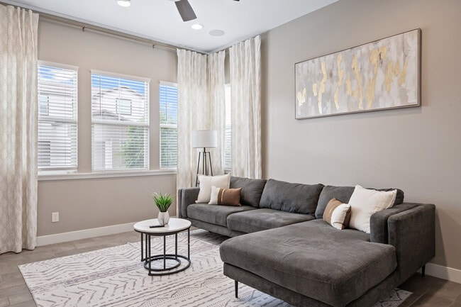 Building Photo - 1913 E Rosemary Dr