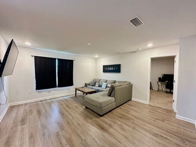 Building Photo - 4 Bedroom 2 Bathroom 2 Car Garage House Fo...