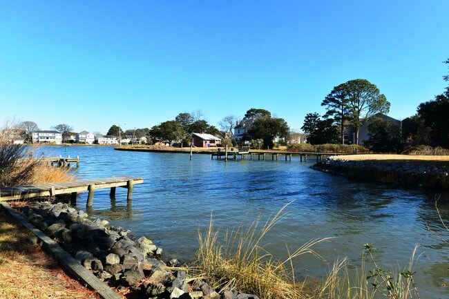 Building Photo - Larchmont Waterfront! Just Miles from NOB