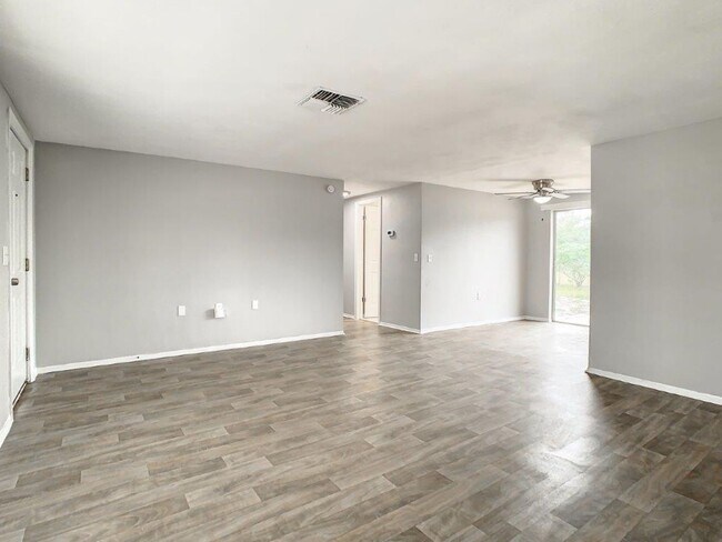 Building Photo - BEAUTIFUL!! 3/2 1128 Sq. Ft. with RENOVATE...