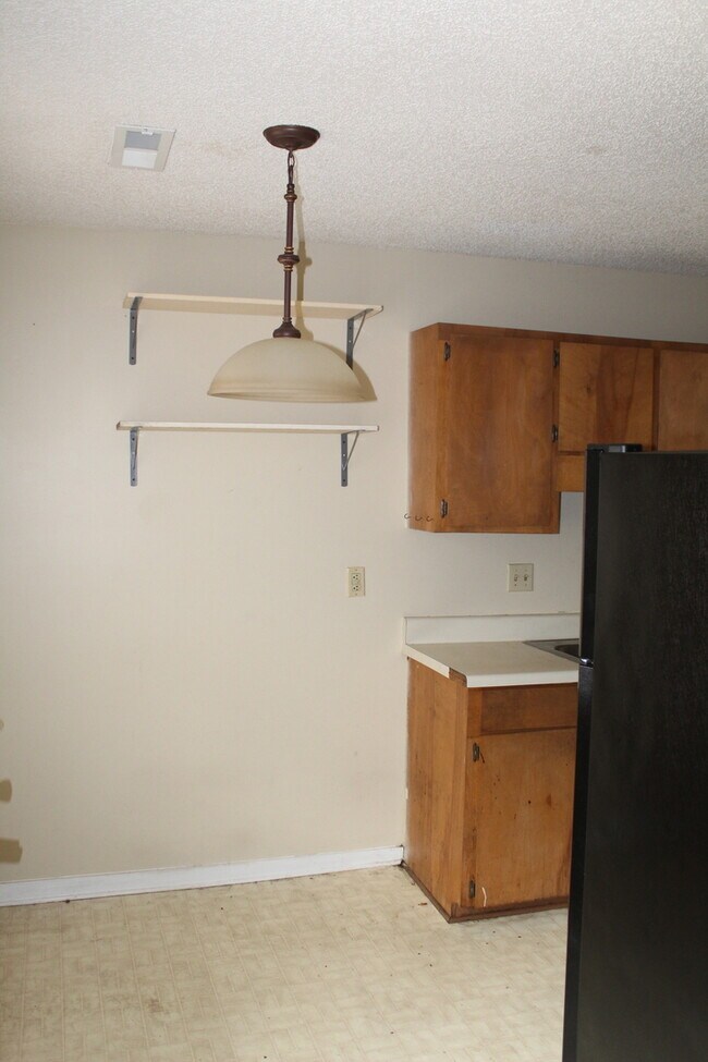 Building Photo - 2 bedroom near Park Circle (new pics forth...