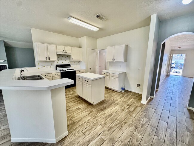 Building Photo - 16214 Mission Glen Dr