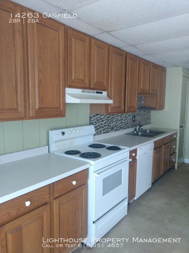Building Photo - Two Bedroom Duplex in Spring Lake