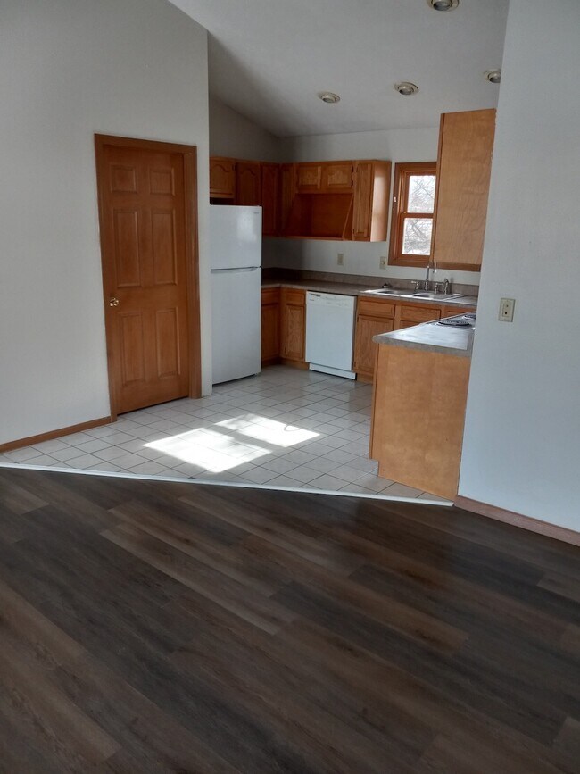 Building Photo - 61 Kays Way