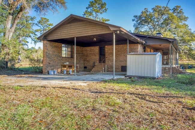 Building Photo - 5 bed 2.5 bath home with acreage