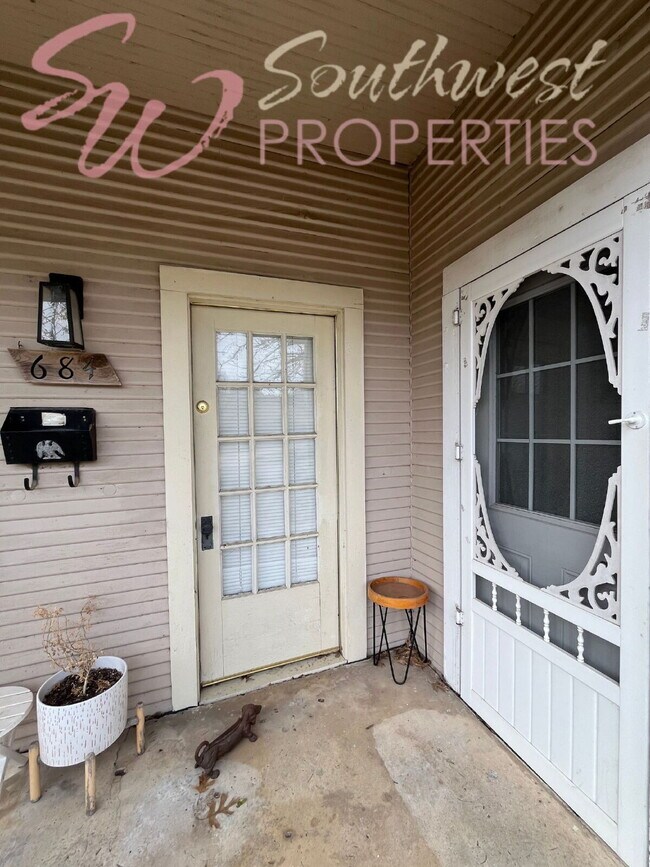 Building Photo - Charming 2 Bedroom Home with Hardwood Floors, Bay Window, High Ceilings + Fenced Yard!