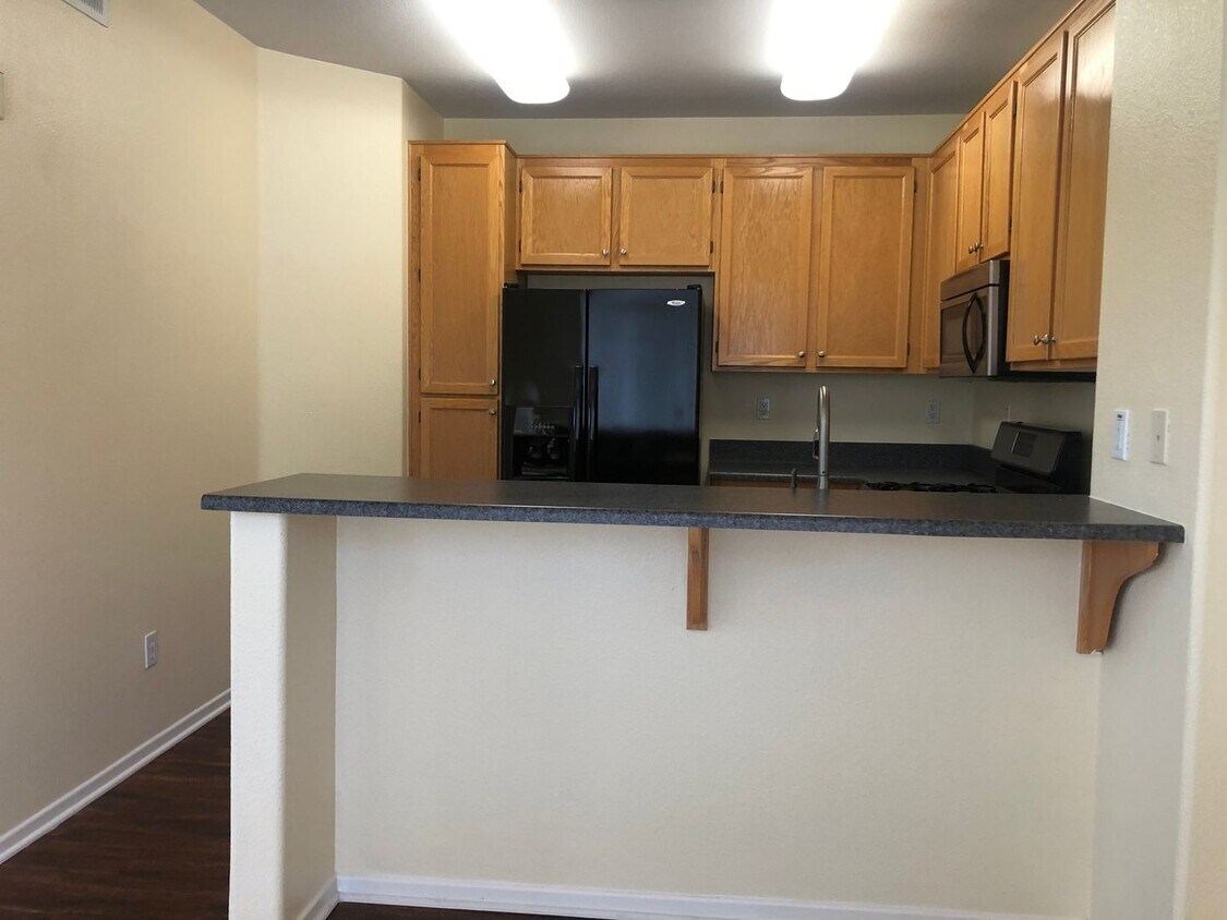 Primary Photo - Spacious Two bedroom 2.5 Bathroom condo fo...