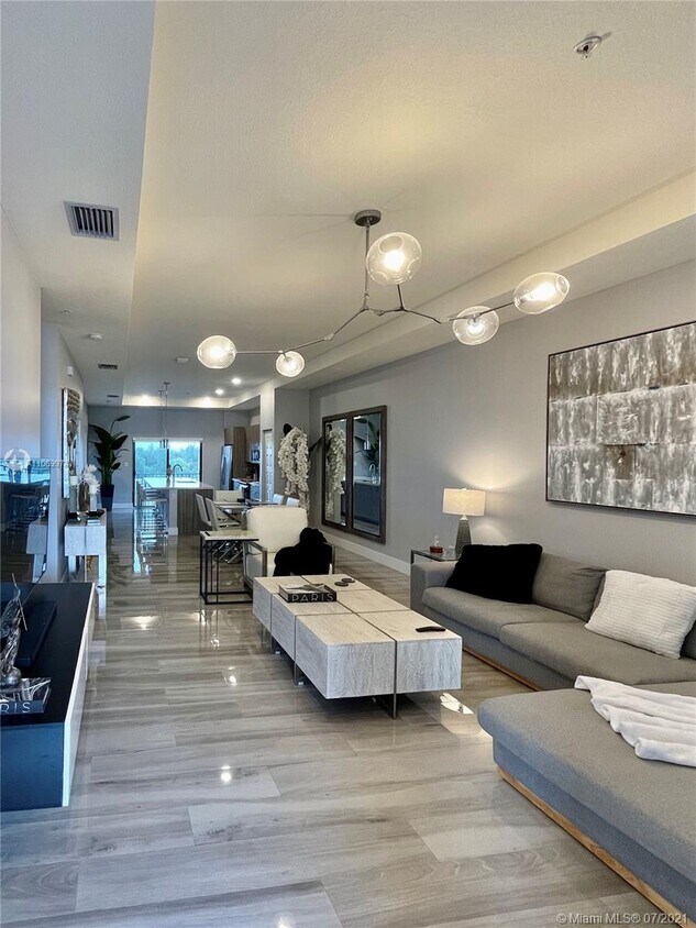 Foto principal - 7825 NW 104th Ave