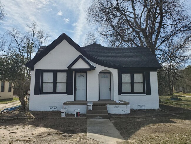 Building Photo - 1409 E Front St