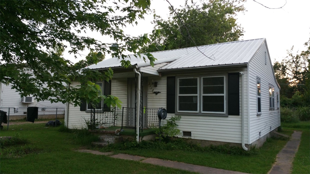Primary Photo - 2118 N Evanston Ave