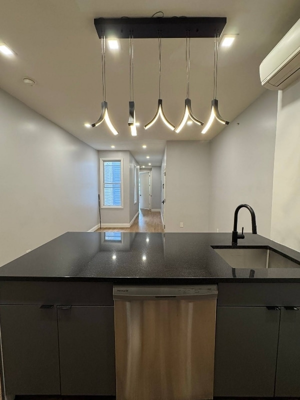 Foto principal - 64 Logan Ave
