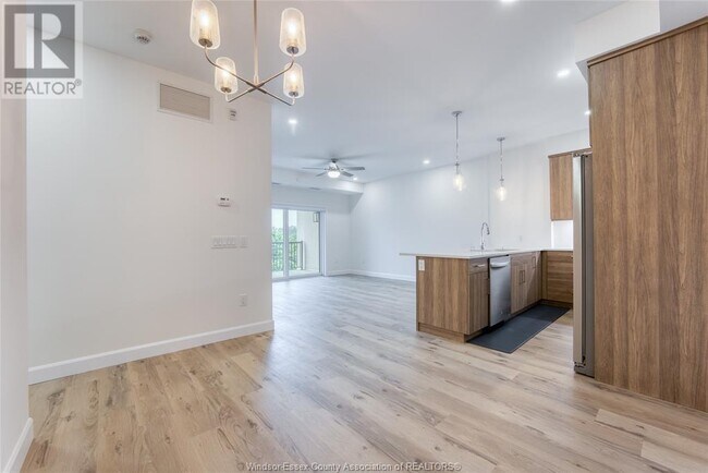 Photo du bâtiment - 1740 Sprucewood Ave