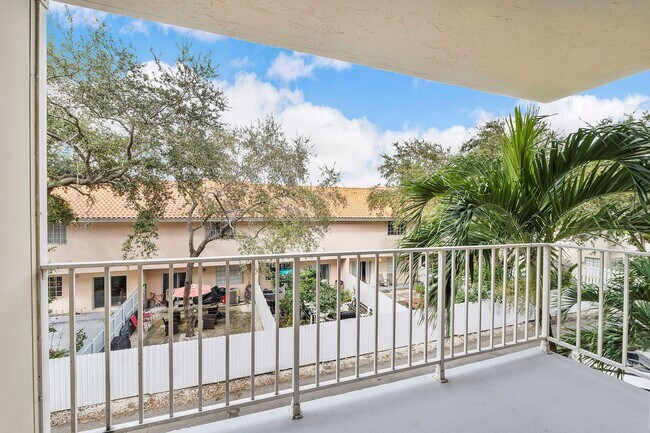 Foto del edificio - 1-Bedroom, 1.5-Bathroom Apartment in North Miami – Prime Location!