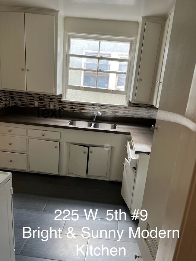 Foto del edificio - Bright, Light & Airy Huge Corner Home