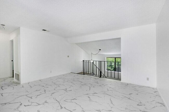 Foto del edificio - 3221 Triumph Ln