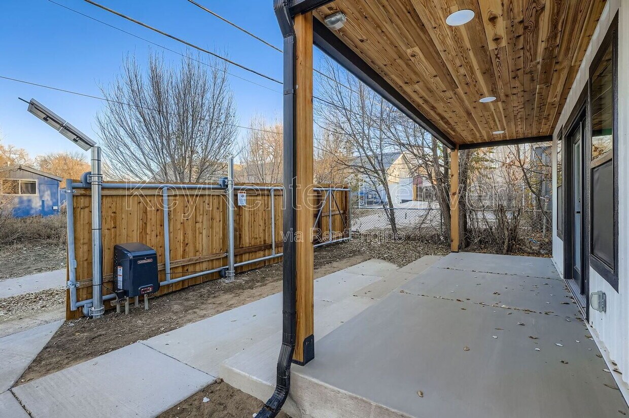 Foto principal - 154 1/2 S Stuart St