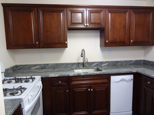 Large kitchen - 2030 N Adams St