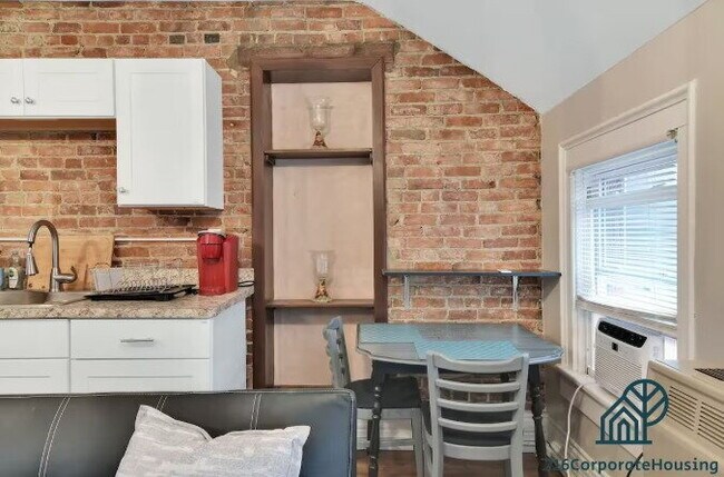 Foto del edificio - Furnished 1-Bedroom Upper Apartment on Prospect Ave
