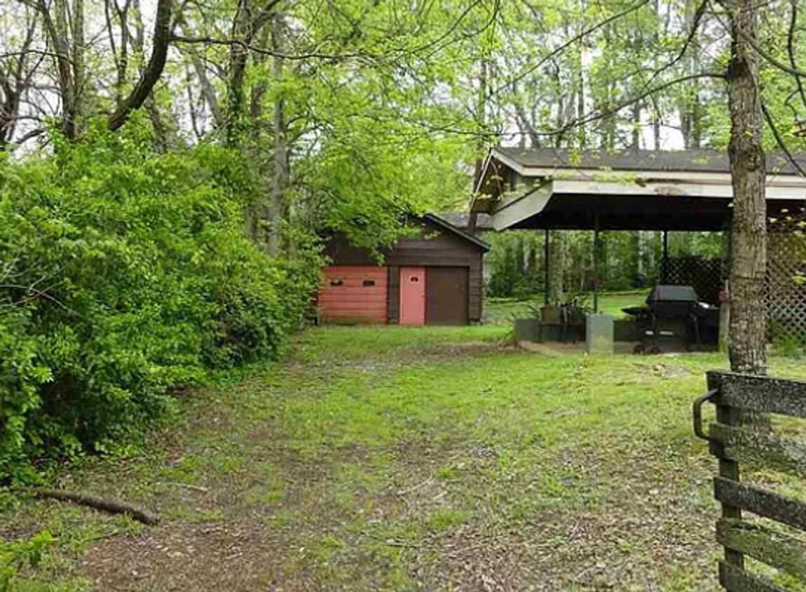 Foto del edificio - Move In Special-$300 Off First Month's Rent- Charming 4 BR/ 2 bath home with basement. New photos...
